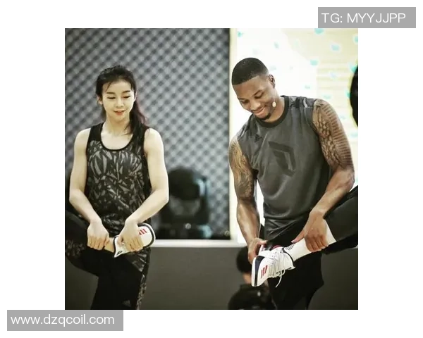 美女与足球明星亲密合影展现运动与魅力的完美结合